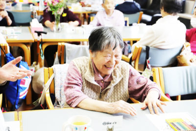 入居者が工作・レクリエーション活動に参加している様子